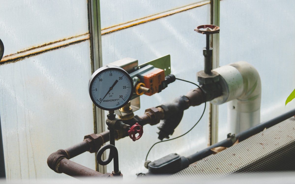 Refrigerant charging manifold gauges